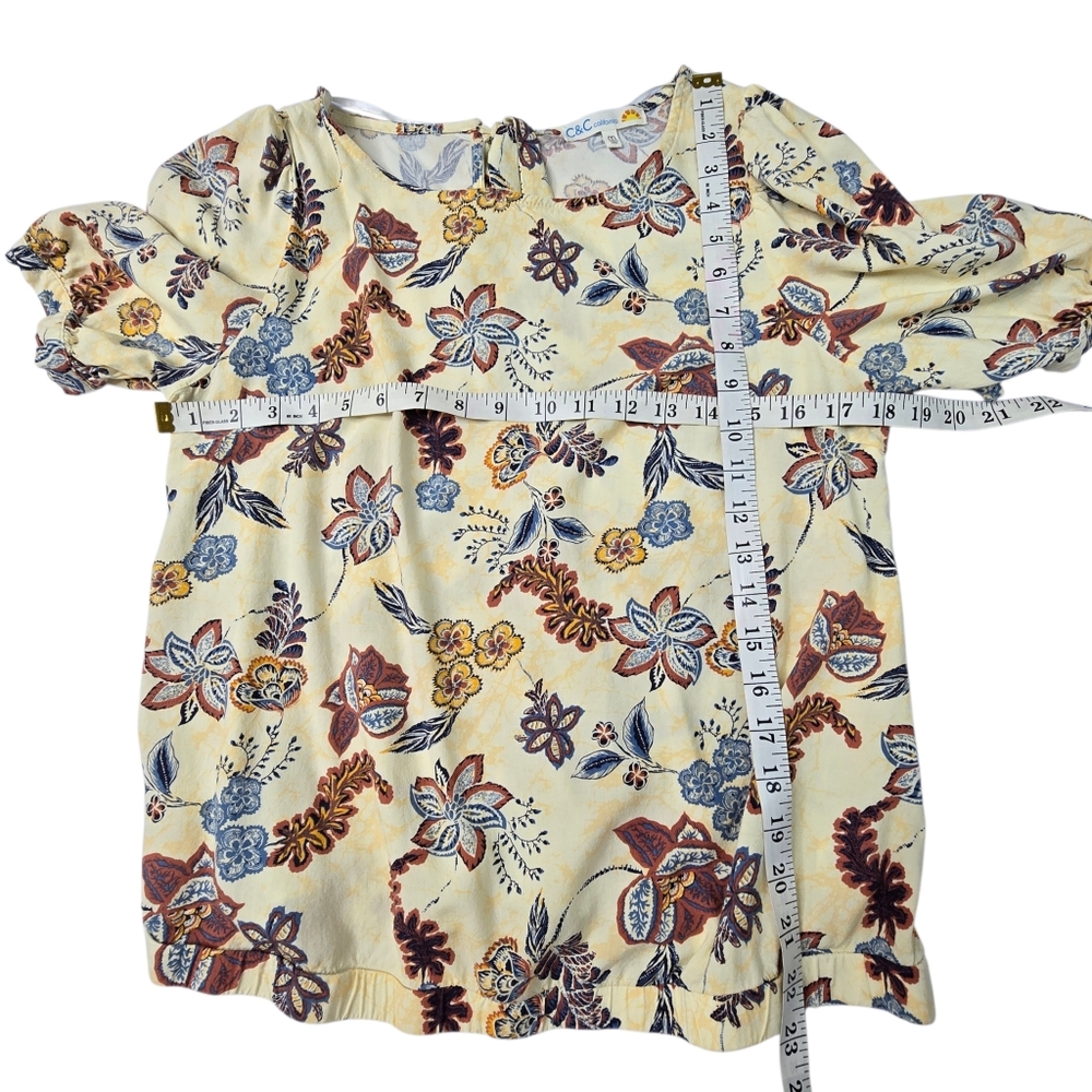 C&C California floral print blouse featuring puff sleeves - Picture 3 of 5